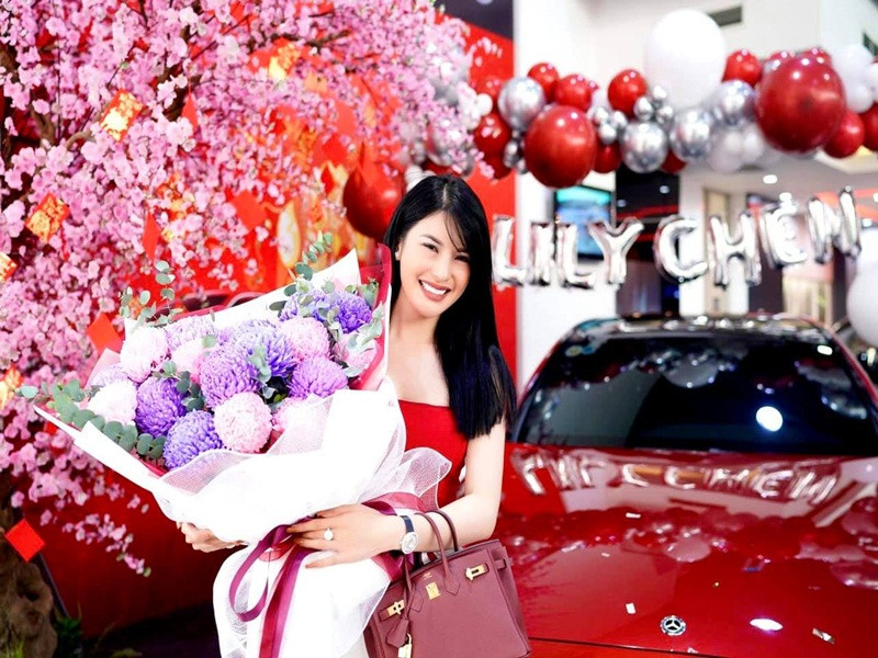 "Ngọc nữ Bolero" có cuộc sống sang chảnh. Trước khi tậu xe có màu sắc giống xe của Ngọc Trinh, Lily Chen xách vali tiền mặt chốt đơn xế sang 3,3 tỷ. Ảnh: Dân Việt