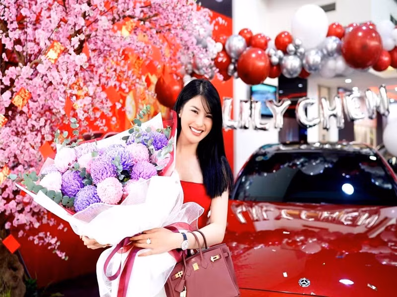 "Ngọc nữ Bolero" có cuộc sống sang chảnh. Trước khi tậu xe có màu sắc giống xe của Ngọc Trinh, Lily Chen xách vali tiền mặt chốt đơn xế sang 3,3 tỷ. Ảnh: Dân Việt
