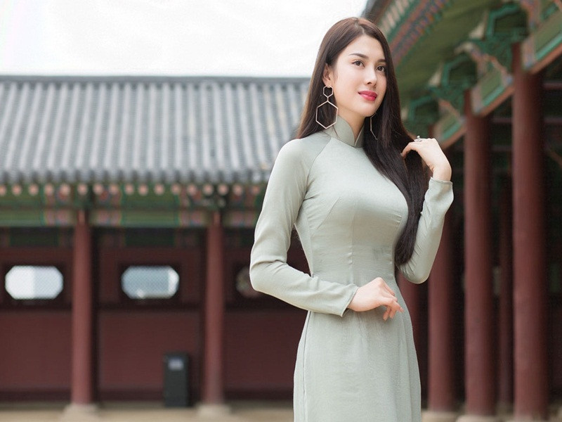 Lily Chen sinh năm 1995, tên thật là Trần Kim Ngọc. Cô từng lọt top 15 cuộc thi Hoa hậu Siêu quốc gia Việt Nam 2018.