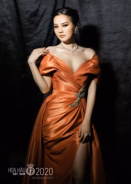 Kể từ khi lập gia đình, có con trai, á hậu gốc Hà thành ngày càng đẹp mặn mà, quyến rũ.