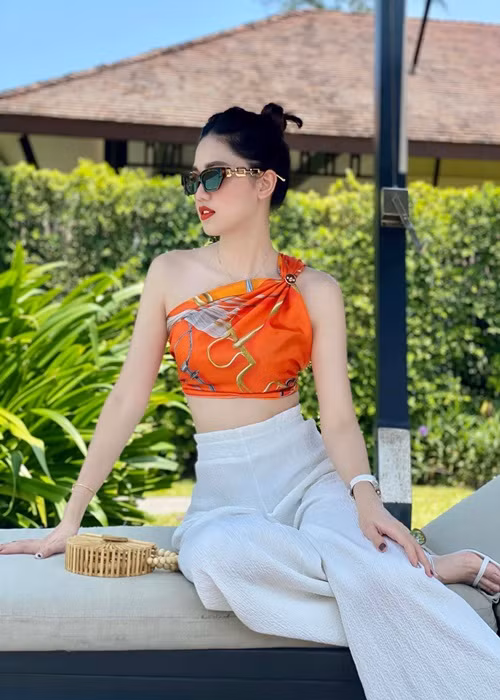 Thanh Tú là á hậu 1 cuộc thi Hoa hậu Việt Nam 2016. Hiện tại, ở tuổi 27, cô trẻ trung, sành điệu.