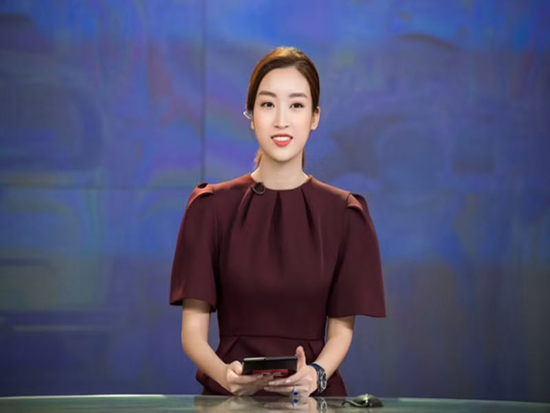 Không chỉ Thụy Vân, Đỗ Mỹ Linh cũng đam mê dẫn chương trình sau khi nổi tiếng. Năm 2018, Mỹ Linh xác nhận dẫn dắt chương trình Bản tin tiêu dùng 24h của VTV24. Sau đó, vì công việc quá bận rộn, cô tạm rút khỏi vai trò MC ở VTV.