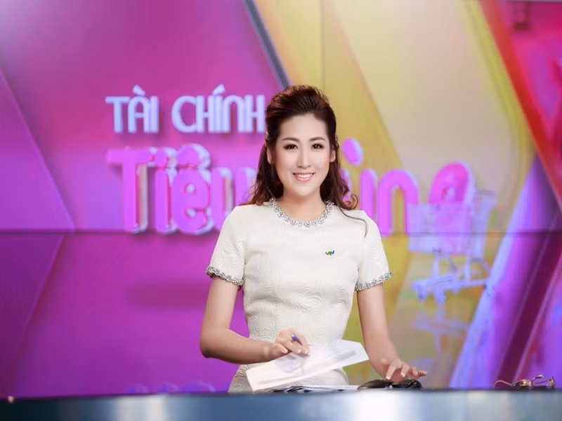 Á hậu Tú Anh từng dẫn Bản tin tài chính tiêu dùng của VTV24, lên sóng lần đầu vào năm 2016. Tuy nhiên, năm 2018, cô dừng công việc ở VTV để thực hiện một số dự án công việc riêng. Sau khi lấy chồng, sinh con, Tú Anh đắt show sự kiện, quảng cáo hơn.