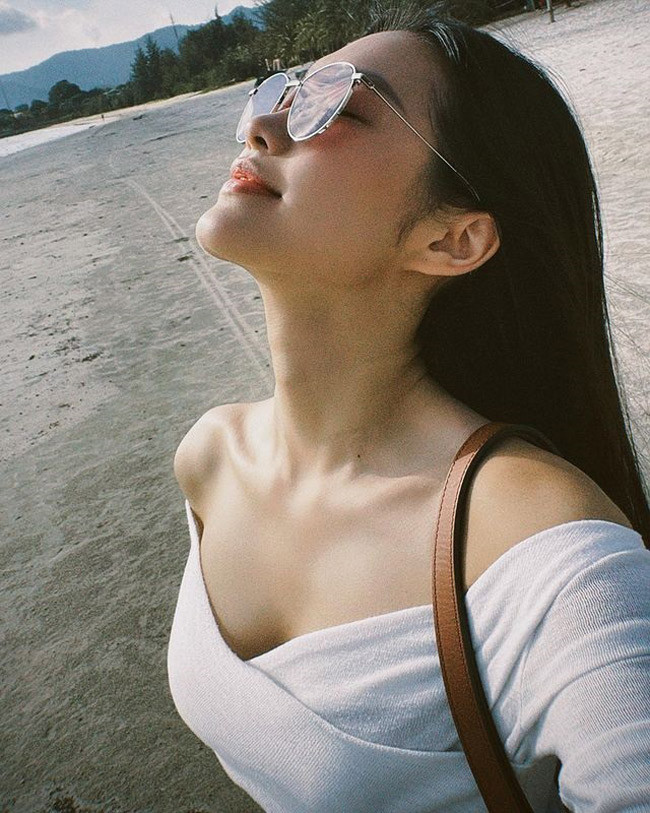 Văn Hậu theo dõi Instagram và liên tục "thả tim" ảnh của bạn gái tin đồn.