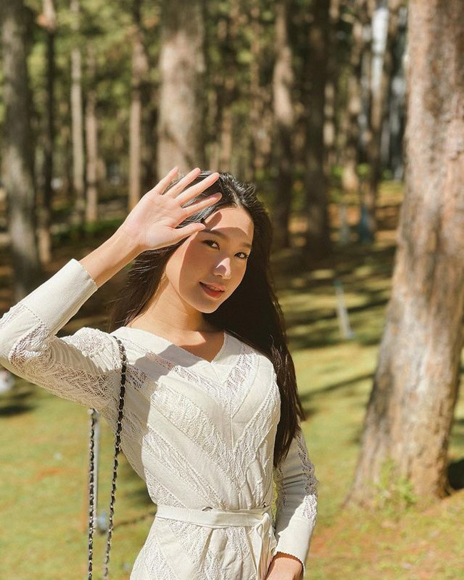 Cô nàng có vóc dáng mảnh mai, gương mặt đẹp với những đường nét thanh tú.