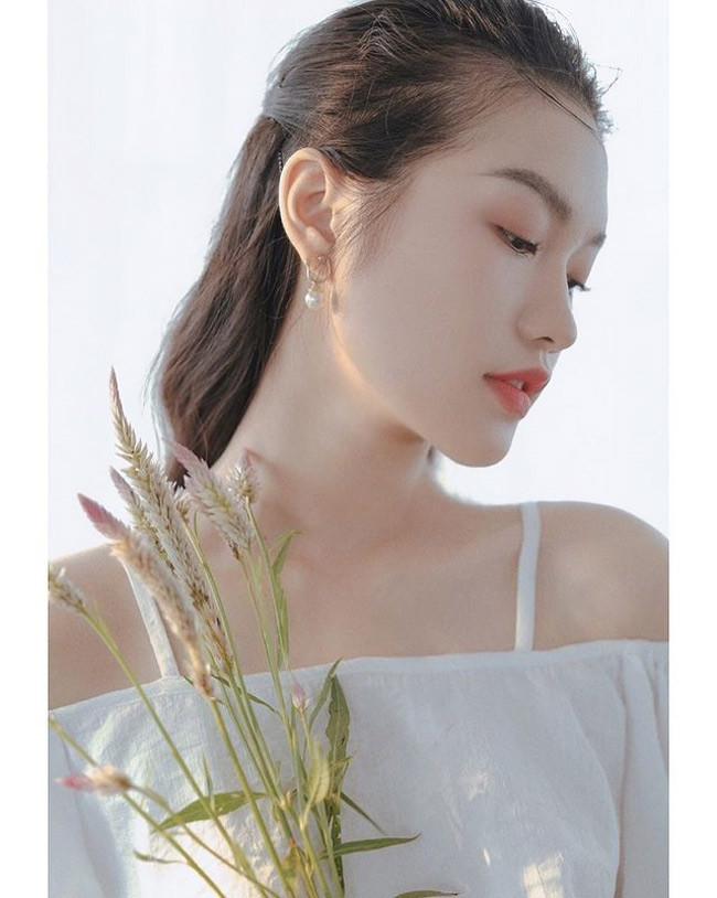 Cô nàng thường xuất hiện trong những bộ ảnh mộng mơ, dịu dàng và nữ tính