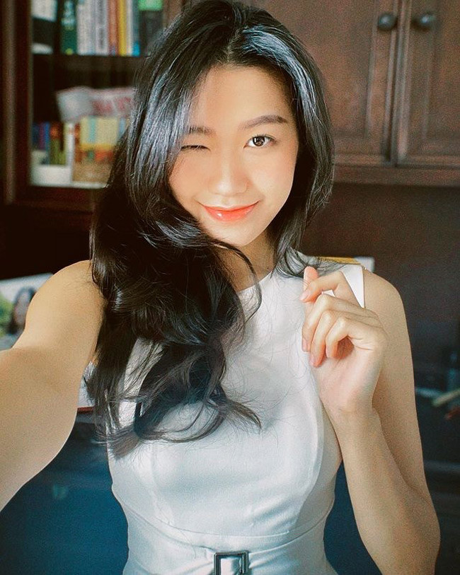 Cô nàng thường xuất hiện tại một số sự kiện và luôn gây chú ý bởi ngoại hình nổi bật của mình.