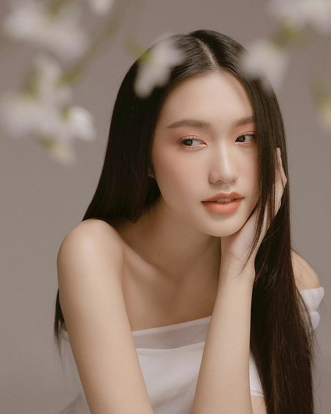 Trước đó, cô nàng liên tục cập nhật tỉ số trận đấu trên story Instagram. Người hâm mộ khá bất ngờ khi top 10 Hoa hậu Việt Nam 2020 đã thức cả đêm để cổ vũ đội tuyển Việt Nam thi đấu.