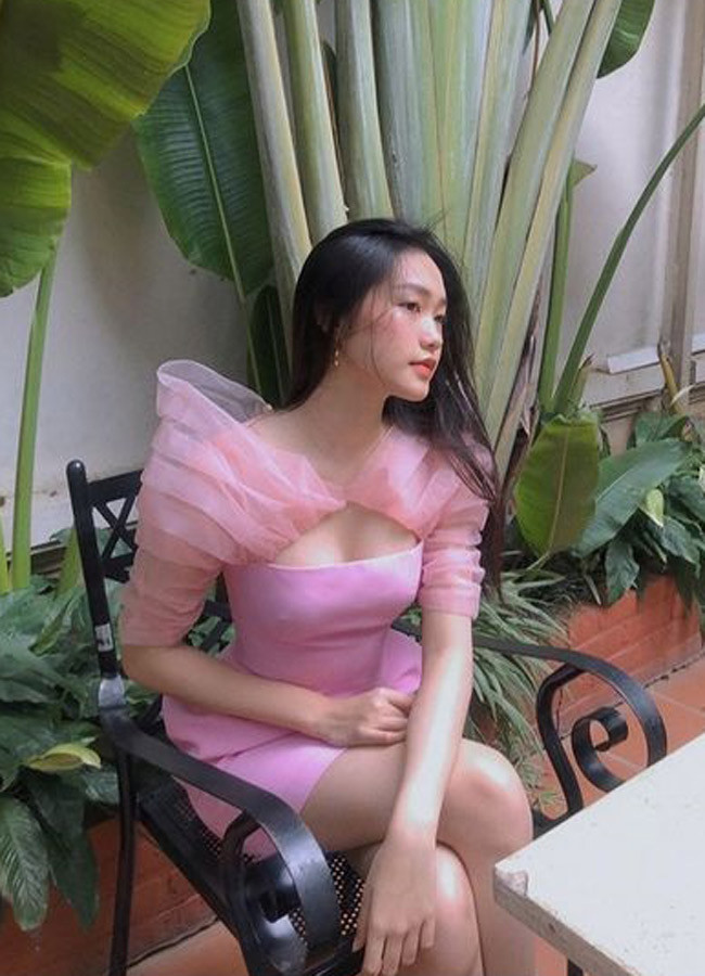 Trên Facebook và Instagram, bạn gái tin đồn của Văn Hậu chia sẻ nhiều hình ảnh đời thường với những caption lạc quan, yêu đời.