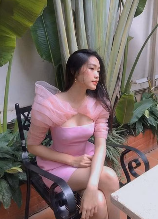 Trên Facebook và Instagram, bạn gái tin đồn của Văn Hậu chia sẻ nhiều hình ảnh đời thường với những caption lạc quan, yêu đời.