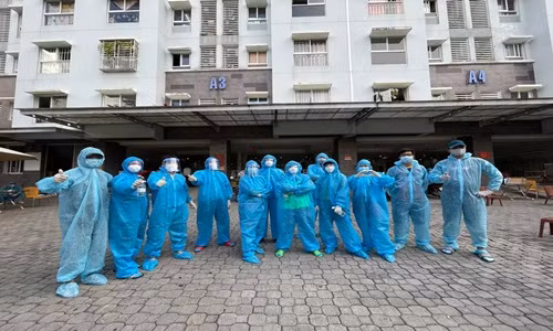 Cu dan khu phong toa o TP.HCM lap doi van chuyen, nuoi nhau trong dich