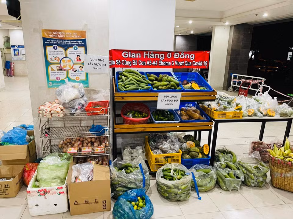 Cu dan khu phong toa o TP.HCM lap doi van chuyen, nuoi nhau trong dich-Hinh-2