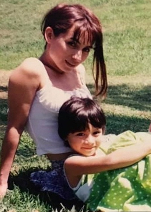 Sau khi sinh con gái Wendy, Phi Nhung vừa làm may ở một hãng sản xuất thảm vừa làm tạp vụ ở nhà hàng. Đến khi gặp Trizzie Phương Trinh, Phi Nhung vừa đi hát vừa bán hàng trong tiệm băng đĩa để nuôi con. Ảnh: VTC