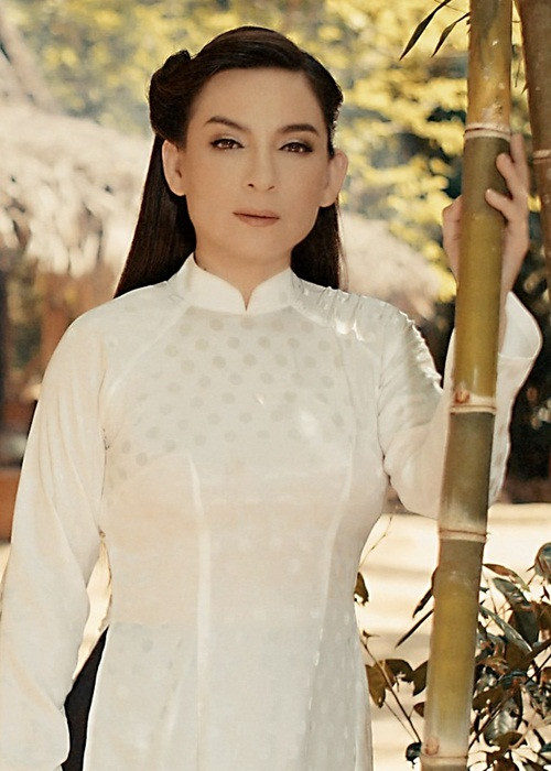 “Nếu quả thực ông trời ban cho mình sự bất hạnh, nỗi đau lớn lao nào đó thì có lẽ ẩn phía sau đó là món quà quý giá: sự mạnh mẽ và kiên cường. Nếu ta than khóc, khổ đau sẽ càng chồng chất, nhưng nếu mình chiến đấu để vượt qua nỗi đau, mình sẽ thấy thứ ánh sáng đẹp đẽ của cuộc đời”, cô tâm sự.