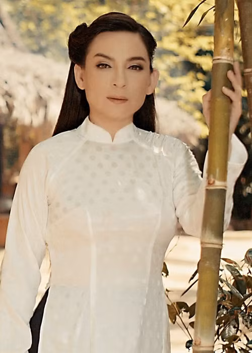 “Nếu quả thực ông trời ban cho mình sự bất hạnh, nỗi đau lớn lao nào đó thì có lẽ ẩn phía sau đó là món quà quý giá: sự mạnh mẽ và kiên cường. Nếu ta than khóc, khổ đau sẽ càng chồng chất, nhưng nếu mình chiến đấu để vượt qua nỗi đau, mình sẽ thấy thứ ánh sáng đẹp đẽ của cuộc đời”, cô tâm sự.