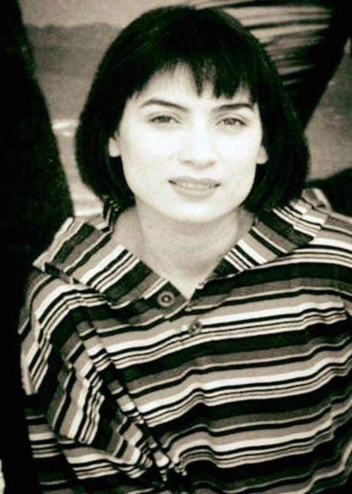 Phi Nhung sống luân phiên ở nhà ngoại, các dì, cậu ruột. Ở nhà họ hàng, nữ ca sĩ phụ giúp người thân làm việc nhà: rửa chén, dọn dẹp, lau chùi. Đến năm 9 tuổi, Phi Nhung được mẹ đón về nuôi ở Cam Ranh. Ảnh: Người đưa tin