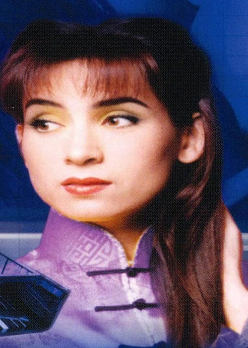 Phi Nhung sống cùng mẹ được 2 năm thì mẹ của cô qua đời vì tai nạn giao thông. Không lâu sau, bố dượng của Phi Nhung đi thêm bước nữa. Nữ ca sĩ đưa các em cùng mẹ khác cha về lại Gia Lai. Hết lớp sáu, nữ ca sĩ đi làm thợ may để nuôi các em. Ảnh: Saostar