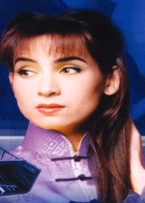 Phi Nhung sống cùng mẹ được 2 năm thì mẹ của cô qua đời vì tai nạn giao thông. Không lâu sau, bố dượng của Phi Nhung đi thêm bước nữa. Nữ ca sĩ đưa các em cùng mẹ khác cha về lại Gia Lai. Hết lớp sáu, nữ ca sĩ đi làm thợ may để nuôi các em. Ảnh: Saostar