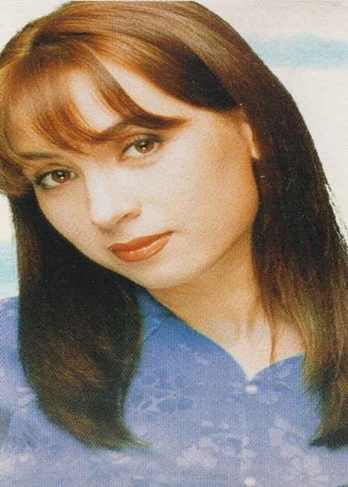 Phi Nhung từng chia sẻ trong khi mẹ của cô bán đủ thứ như bột ngọt, gia vị, nước mắm... để nuôi các con, nữ ca sĩ đi bán thuốc lá, kẹo, hạt dưa để phụ giúp gia đình. Ảnh: Saostar