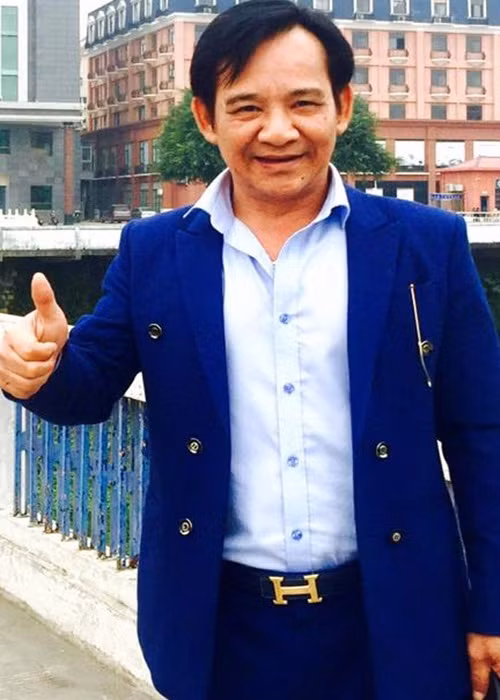 Nam diễn viên hài giải thích: “Thực ra, hôm đó, chúng tôi đang quay hài Tết, phải mượn nhà của một anh ở Mỹ Đình. Tôi ngồi cạnh ngà voi mà còn chẳng biết nó là thật hay giả”. Ảnh: VOV