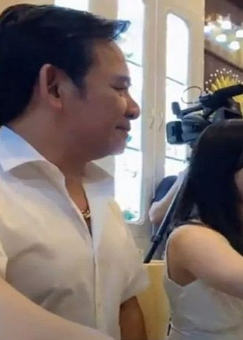  Quang Tèo đang vấp phải những ý kiến trái chiều khi tham gia một buổi khai trương ở Lâm Đồng giữa mùa dịch. Dính ồn ào, trên Zing, Quang Tèo phân trần đó không phải là buổi trai trương mà chỉ là sự kiện mang tính chất họp mặt, quy mô nhỏ. Ảnh: Người lao động