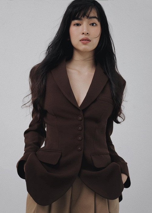 Tháng 1/2021, Khánh Vân gây xôn xao khi tuyên bố kiện họ hàng vì bị "đâm sau lưng" lập group antifan. Nữ diễn viên phim "Mắt biếc" cho biết, gia đình đã dành hơn 1 tháng để hoàn thành giấy tờ và bằng chứng khởi kiện.