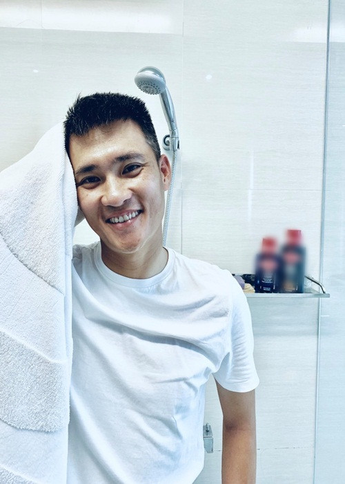 Trước lời tố quảng cáo app cá độ bóng đá, Công Vinh khẳng định anh không hề PR cho bất kì app cá độ bóng đá nào. Ông xã của Thủy Tiên thừa nhận có ký hợp đồng cho phép sử dụng hình ảnh đối với một nhãn hàng nhưng họ cam kết đây chỉ là một app xem live bóng đá giải trí, không hề liên quan đến trang cá cược nào. Theo Công Vinh, anh bị app cá độ bóng đá sử dụng hình ảnh trái phép.