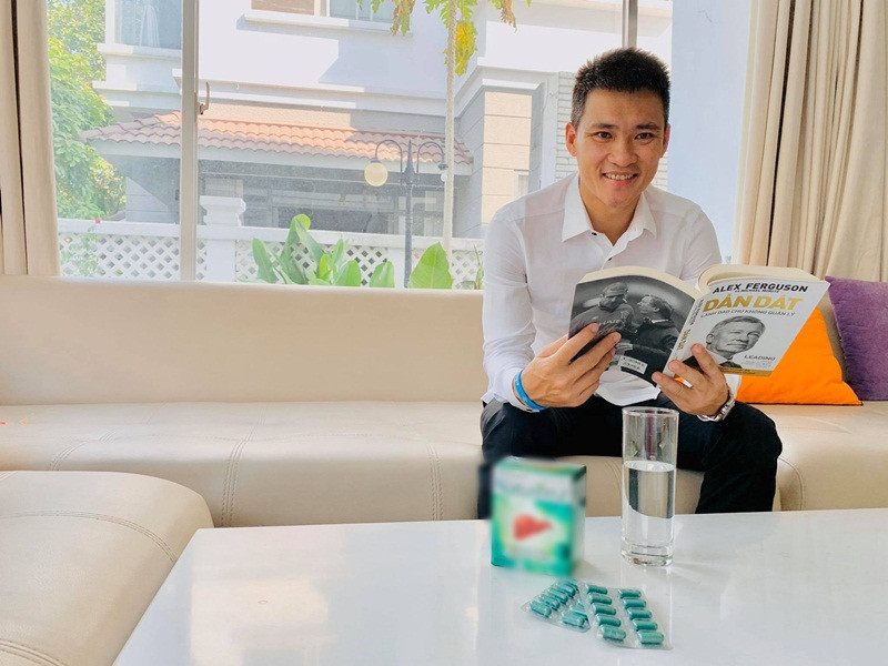 Trước khi vướng ồn ào, Công Vinh đắt show quảng cáo. Anh làm đại diện hình ảnh, quảng cáo cho nhiều nhãn hàng từ sàn thương mại điện tử, dầu gội đầu đến nước uống.