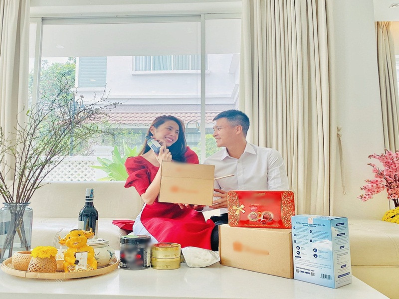 Liên quan đến ồn ào quảng cáo mới đây, Công Vinh khẳng định lâu nay, anh rất thận trọng trước các lời mời hợp tác, luôn từ chối các sản phẩm app cá cược, thực phẩm chức năng không rõ nguồn gốc... gây hại cho người tiêu dùng song vẫn không tránh khỏi thiếu sót khi có nhiều đơn vị cố tình đánh tráo thông tin nguồn gốc.