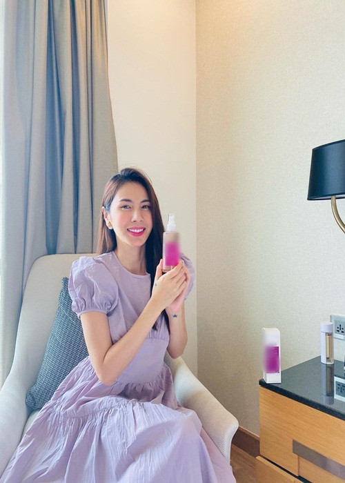 Thủy Tiên cũng đắt show quảng cáo không kém ông xã Công Vinh. Đặc biệt, sau đợt cứu trợ miền Trung năm 2020, nữ ca sĩ trở thành cái tên được các nhãn hàng săn đón. Một người làm trong lĩnh vực quảng cáo và kinh doanh từng tiết lộ, giá cát-sê quảng cáo của Thủy Tiên tăng gấp đôi, lượng tương tác bài đăng tăng gấp 50 lần sau đợt từ thiện.