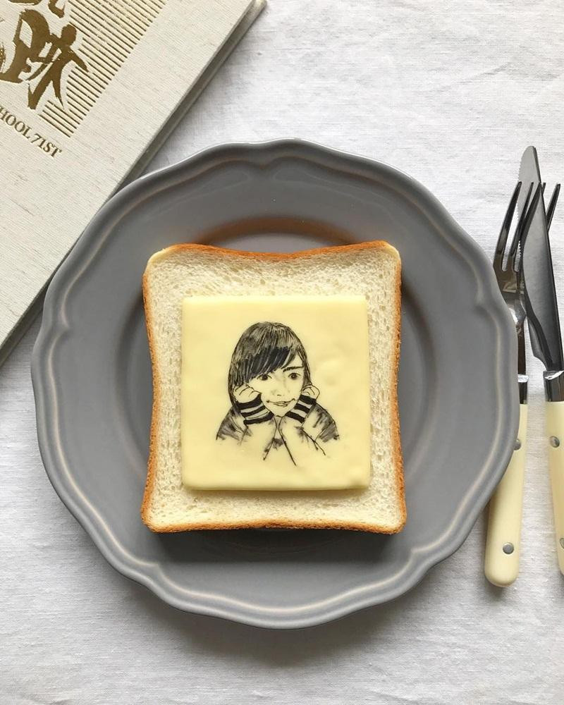 Trên những lát bánh mì, Eiko chăm chút màu sắc cho lớp nền và “đặt” lên đó những lá thư, các loại động vật, bánh pizza, ô tô, ông già tuyết, vợt tennis,...