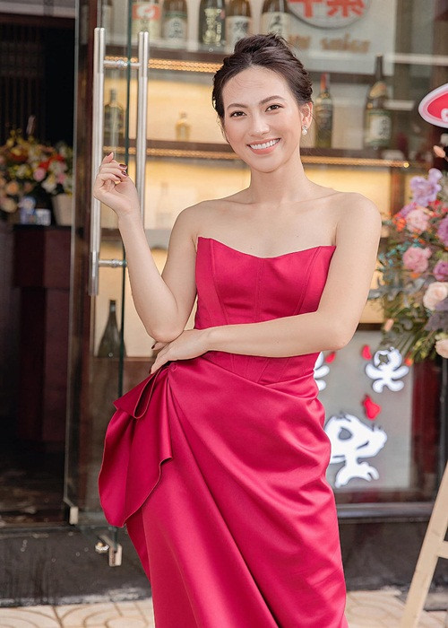 Khi quay phim "Nhắm mắt thấy mùa hè", Phương Anh Đào phát hiện bị bệnh cột sống.