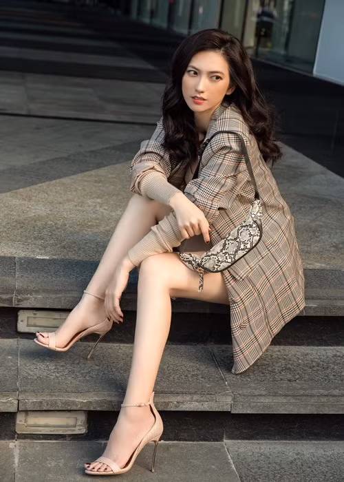 "Một ngày ngủ dậy, chân tôi không còn cử động được, như bị liệt. Cảm giác của tôi lúc đó vô cùng bất lực. Sau đó, tôi đi khám và phát hiện ra mình bị quá nhiều bệnh về cột sống. Tôi vừa hẹp, vừa vẹo vừa bị trượt đốt sống, chèn ép lên dây thần kinh. Chính vì thế, tôi không làm chủ được phần chân dưới trong vài tiếng đồng hồ, giống như bị liệt, bất động hoàn toàn. Tôi hoang mang vô cùng và phải tới bệnh viện ngay", cô kể trong cuộc phỏng vấn với Pháp luật và bạn đọc. Từ chăm chạy show, Phương Anh Đào chọn cách sống cân bằng giữa sức khỏe và tiền bạc.