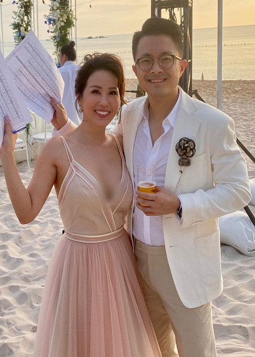 Thu Hoài cho biết, Trí Tống có thêm một điều khoản là ai bỏ trước sẽ bị phạt 2 triệu USD. Đối với Thu Hoài, cô không chấp nhận điều khoản này. Bà mẹ 3 con cho rằng việc buộc phải sống chung với nhau chỉ vì không muốn mất tiền là một điều tồi tệ.