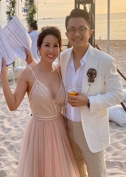 Thu Hoài cho biết, Trí Tống có thêm một điều khoản là ai bỏ trước sẽ bị phạt 2 triệu USD. Đối với Thu Hoài, cô không chấp nhận điều khoản này. Bà mẹ 3 con cho rằng việc buộc phải sống chung với nhau chỉ vì không muốn mất tiền là một điều tồi tệ.