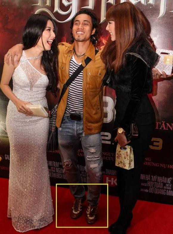 Đụng độ 2 chân dài tại thảm đỏ, Phạm Anh Khoa chỉ biết ăn gian xíu để tăng thêm chiều cao.