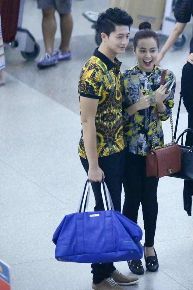 Trước Harry Lu cao trên 1m80, Hoàng Thùy Linh dù nhón chân cũng không thể cải thiện tình hình.