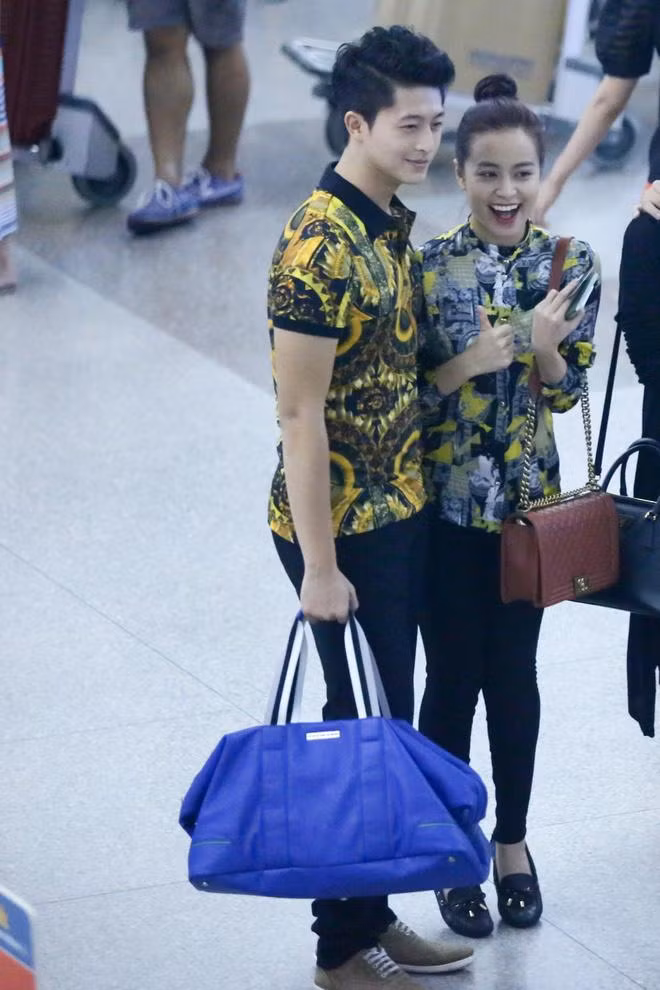 Trước Harry Lu cao trên 1m80, Hoàng Thùy Linh dù nhón chân cũng không thể cải thiện tình hình.