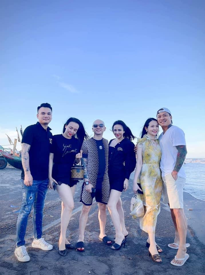 Mới đây, Khắc Việt chia sẻ hình ảnh bên hội bạn thân. Thu hút sự chú ý của dân mạng là pha nhón chân "hack" chiều cao của Tuấn Hưng. Màn ăn gian của nam ca sĩ khiến nhiều người bật cười vì quá lộ liễu.