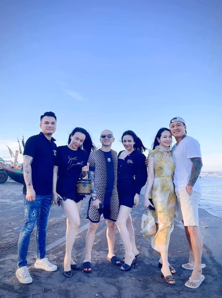 Mới đây, Khắc Việt chia sẻ hình ảnh bên hội bạn thân. Thu hút sự chú ý của dân mạng là pha nhón chân "hack" chiều cao của Tuấn Hưng. Màn ăn gian của nam ca sĩ khiến nhiều người bật cười vì quá lộ liễu.