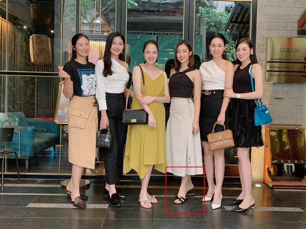 Dù cao 1m71 song Đỗ Mỹ Linh cũng buộc phải ăn gian khi đọ dáng bên loạt chân dài.