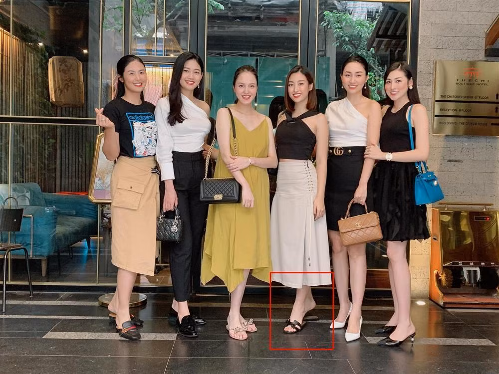 Dù cao 1m71 song Đỗ Mỹ Linh cũng buộc phải ăn gian khi đọ dáng bên loạt chân dài.