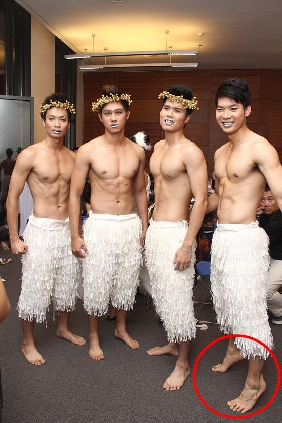 Không chỉ sao nữ, nhiều sao nam cũng ưa chuộng "tip" hack dáng này. Trong ảnh là người mẫu Trương Nam Thành.