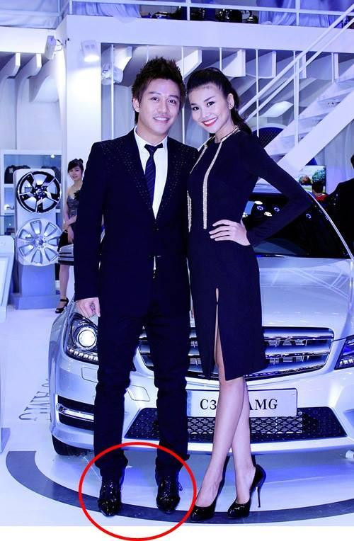 Tuy nhiên đây chỉ là chiêu cũ xài lại của Tuấn Hưng. Trước đó, đụng độ một Thanh Hằng với chiều cao vượt trội, sao Việt này tranh thủ nhón chân cho cân đội hình.