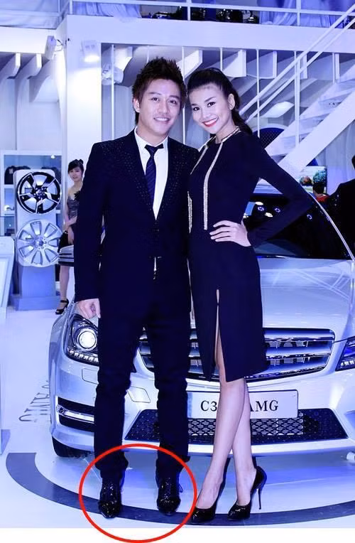 Tuy nhiên đây chỉ là chiêu cũ xài lại của Tuấn Hưng. Trước đó, đụng độ một Thanh Hằng với chiều cao vượt trội, sao Việt này tranh thủ nhón chân cho cân đội hình.