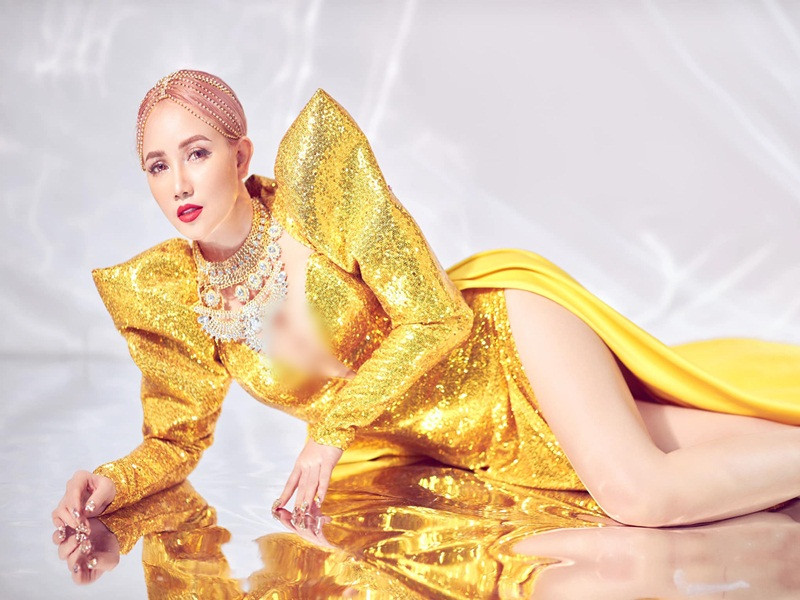 Từng có tin đồn Hoàng Yến có tình mới. Tuy nhiên, cô phủ nhận. Hoàng Yến cho biết, người đàn ông thường xuất hiện bên cô là quản lý, kém cô 16 tuổi và đã có vợ con.