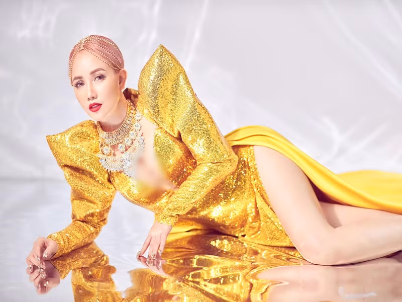 Từng có tin đồn Hoàng Yến có tình mới. Tuy nhiên, cô phủ nhận. Hoàng Yến cho biết, người đàn ông thường xuất hiện bên cô là quản lý, kém cô 16 tuổi và đã có vợ con.