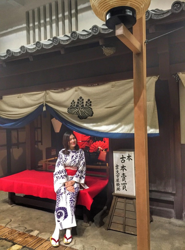 Cuộc sống thường ngày của cô gái này cũng không thể thiếu ba niềm đam mê lớn là đọc sách, âm nhạc và bóng đá. Cô rất biết ơn bố vì đã truyền tình yêu với sách cho mình, để cô một tuổi thơ nhiều màu sắc qua từng trang sách. Những kí ức đẹp đẽ và bình dị đó chưa bao giờ là cũ kĩ đối với cô. Ngoài ra cô cũng thường viết những mẩu truyện ngắn hay tản văn để ghi lại những sắc màu trong cuộc sống quanh mình.