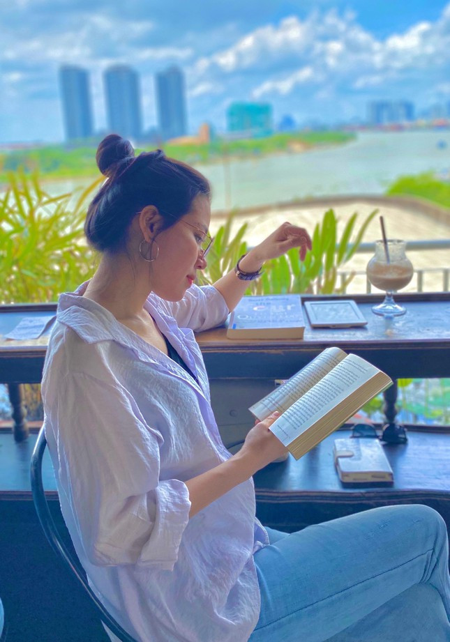 Mỹ Hằng cho biết: “Tôi là tuýp người truyền thống và trân trọng những giá trị thuộc về thời gian, trong cuộc sống tôi cũng đã trải qua nhiều biến cố, nó đủ lớn để tôi hiểu bản thân mình hơn, biết mình cần gì và làm gì. Hiện tại tôi muốn hướng đến lối sống tối giản, dọn dẹp tâm trí và bày trí cuộc sống như Yuko Hirose, những thứ chạm tới – những thứ lướt qua – những thứ giữ lại – những thứ buông bỏ”.