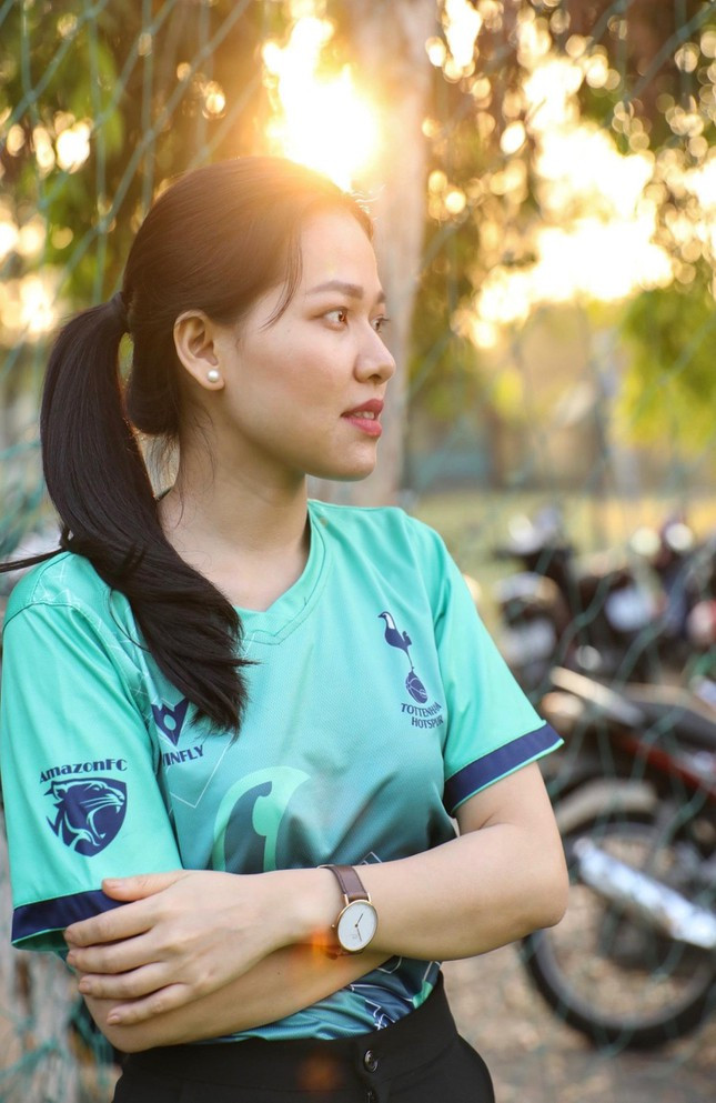 Nói về cuộc sống hiện tại của mình, đặc biệt là trong mùa dịch, nữ tiếp viên bộc bạch: “Trong thời gian gần đây, không chỉ chúng tôi mà các ngành dịch vụ đều khó khăn. Trước đây tôi bay từ 80-100h mỗi tháng, còn bây giờ giảm xuống chỉ khoảng 20-50h và phải luân phiên nhau đi bay. Chúng tôi phải làm thêm nhiều việc để mưu sinh, nhiều đồng nghiệp tôi đi chạy xe ôm công nghệ, hay bán hàng online,… Còn tôi thì ban ngày đi bay, buổi tối đi dạy thêm để kiếm thêm thu nhập. Ngoài ra tôi còn nhận viết content (nội dung) cho một số trang, dù tiền thù lao không nhiều nhưng tôi cảm thấy vui vì mình có thể làm thêm được nhiều công việc khác nhau để chi tiêu thêm trong cuộc sống”.